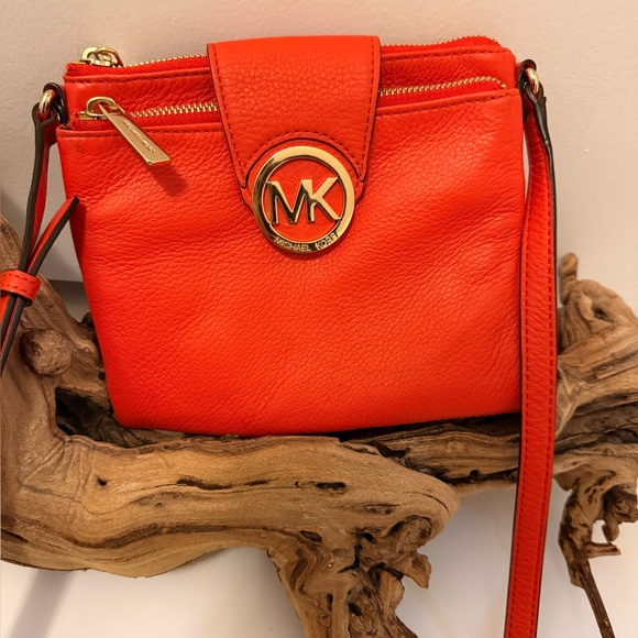 Michael Kors Coral Leather Crossbody with Gold Hardware NWOT+COA - Picture 6 of 12